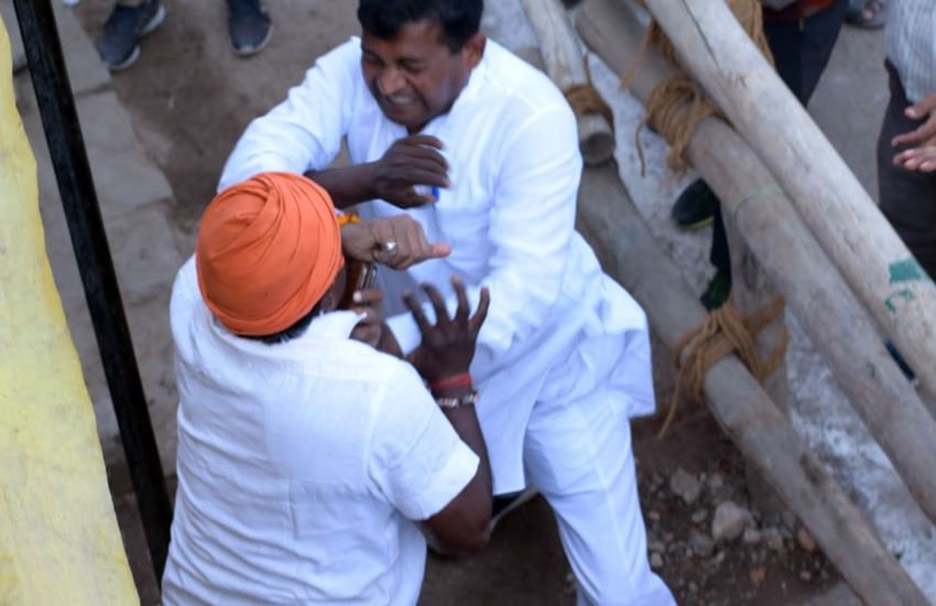 रामनगर में भिड़े कांग्रेस और बीजेपी समर्थक। फोटो सोर्स : स्थानीय