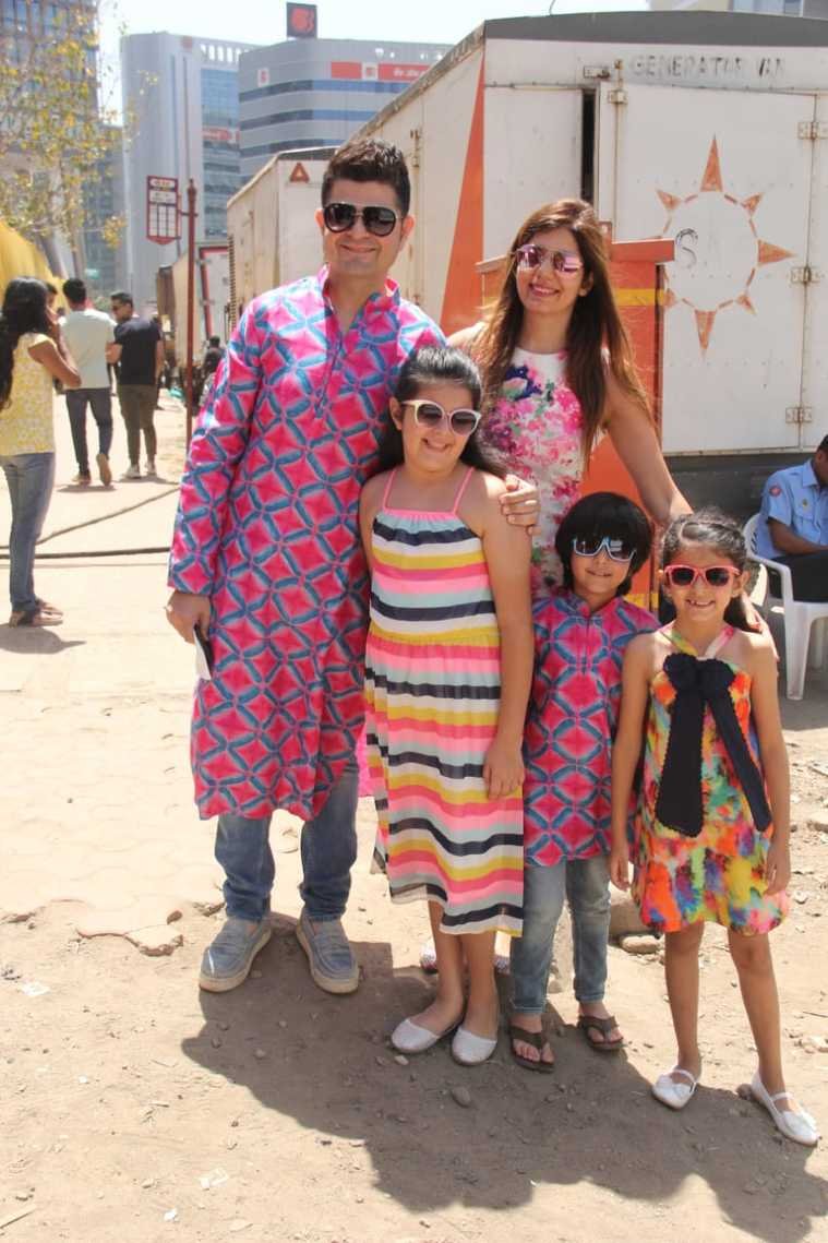 परिवार संग मशहूर फोटोग्राफर डब्बू रतनानी पहुंचे।