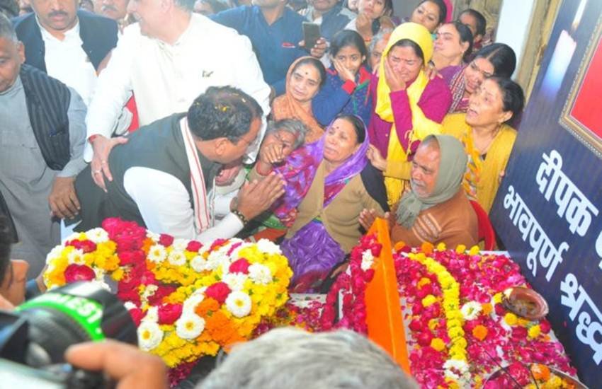 दीपक पाण्डेय जम्मू-कश्मीर के बड़गाम में हुए एमआई-17 विमान हादसे में शहीद हुए थे। दीपक पाण्डेय जम्मू-कश्मीर के बड़गाम में हुए एमआई-17 विमान हादसे में शहीद हुए थे।