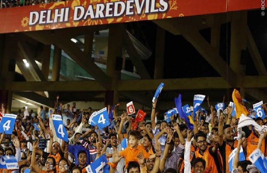 आईपीएल 2019, इंडियन प्रीमियर लीग, क्रिकेट न्यूज, IPL 2019, IPL, One lucky fan, Harrier Fan Catch, SUV, 1 lakh, single-handed catch of a six