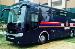 चलता फिरता कंट्रोल रूम है दिल्ली पुलिस की यह हाई टेक बस, कीमत 3.75 करोड़ रुपये