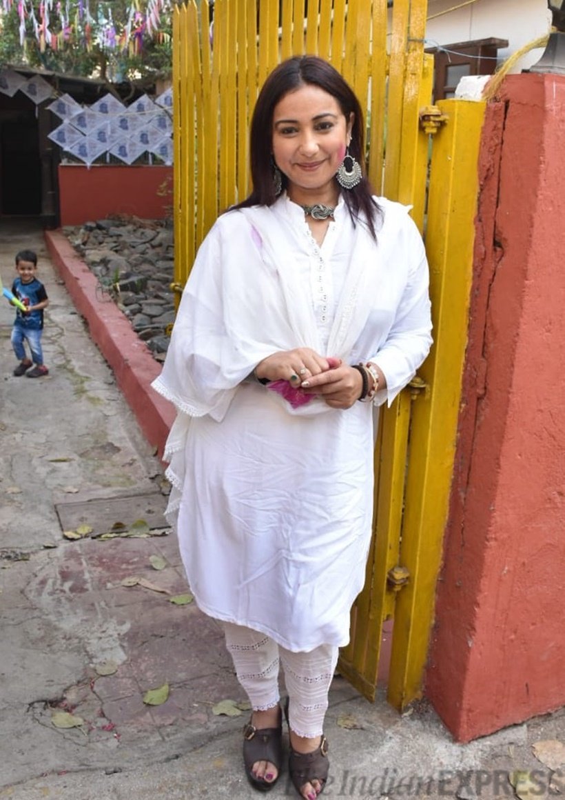 अभिनेत्री दिव्या दत्ता व्हाइट कलर की ड्रेस में इस दौरान गॉर्जियस अंदाज में नजर आईं।