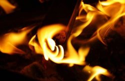 बलात्कार कर महिला को लगा दी आग, पीड़िता ने ऐसा पकड़ा कि जलकर मर गया!