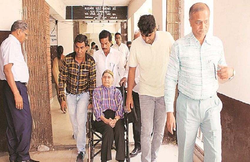 सोमवार को शिवालक्ष्मी गांधी चैरिटी कमिश्नर के ऑफिस पहुंचीं (Picture source Indian Express)