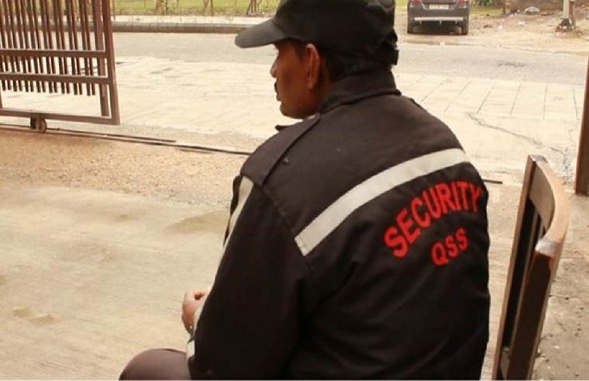 असली चौकीदारों का हाल बेहद ख़राब है (indian express file picture) असली चौकीदारों का हाल बेहद ख़राब है (indian express file picture)