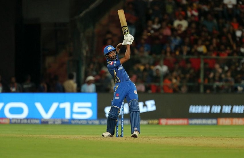 हार्दिक ने स्टेडियम के छत पर मारा सिक्स (Picture source - IPL official site) 