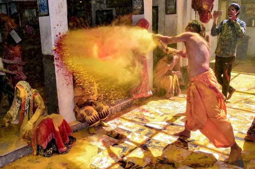 यह नजारा जोधपुर के घनश्याम मंदिर का है। जहां पर होली उत्सव जारी है।
