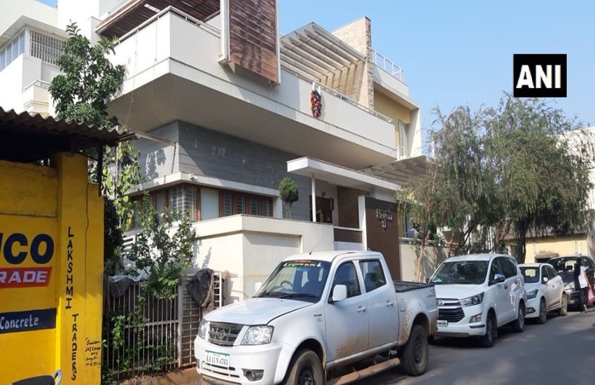 कर्नाटक सरकार में मंत्री सी पुत्तराजू के घर आयकर विभाग का छापा 
फोटो सोर्स- ANI 