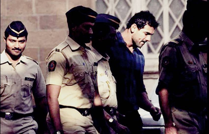जॉन अब्राहमः बॉलीवुड के मैस्कुलर एक्टर जॉन अब्राहम को भी 15 दिन जेल की सजा सुनाई गई थी। हालांकि उन्हें बी तुरंत जमानत मिल गई थी। मामला 2006 का है जब जॉन की बाइक से दो लोगों को टक्कर लगी थी, जिसके बाद उनके खिलाफ लापरवाही से गाड़ी चलाने का केस दर्ज हुआ था। हालांकि जॉन ने चोटिल दोनों व्यक्तियों को अस्पताल में भर्ती भी कराया था।