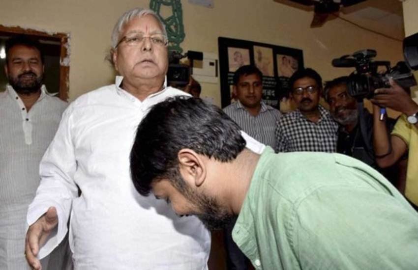 राजद अध्यक्ष लालू प्रसाद यादव का पैर छूते छात्र नेता कन्हैया कुमार। (फाइल फोटो-PTI)