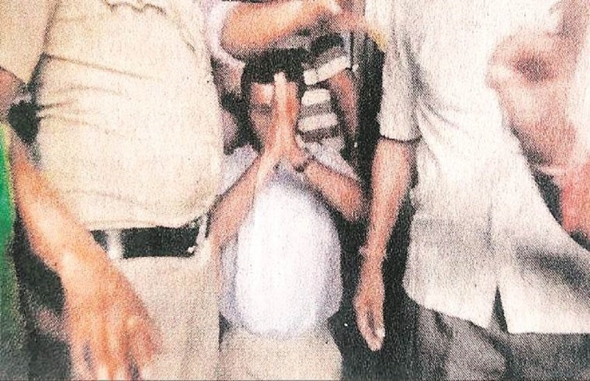 इंजीनियरिंग कॉलेज के एक प्रोफेसर से एबीवीपी के छात्रों ने घुटनों पर लाकर माफी मंगवाई (PC- Indian express) 