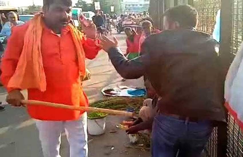 पुलवामा में सीआरपीएफ के काफिले पर हुए आतंकी हमले के बाद कई जगहों से कश्मीरी लोगों के साथ मारपीट की खबरें सामने आईं हैं। बीते दिनों लखनऊ में एक कश्मीरी शख्स के साथ मारपीट हुई थी। (फोटो सोर्स- सोशल मीडिया)
