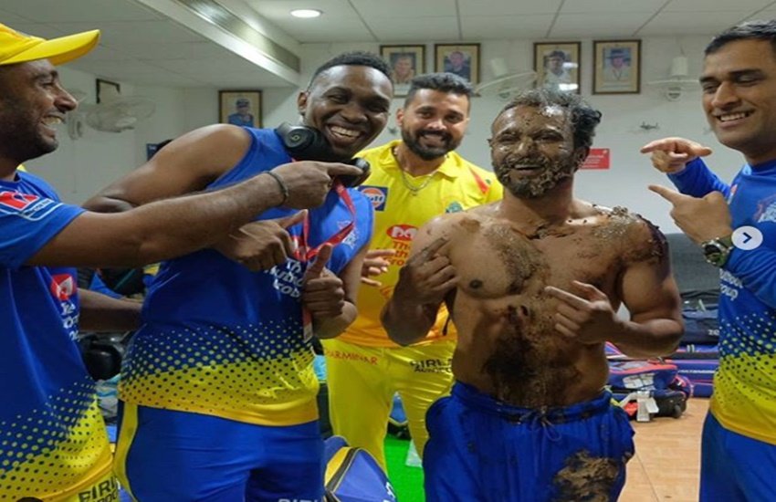 सीएसके के खिलाड़ियों के साथ केदार जाधव। (फोटो सोर्स- इंस्टाग्राम/csk) 