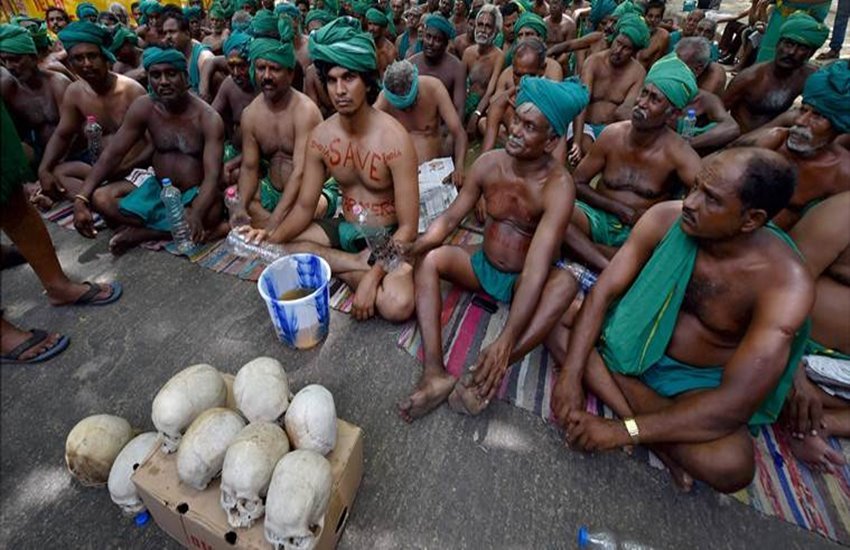 किसानों का विरोध प्रदर्शन
फोटो सोर्स- इंडियन एक्सप्रेस किसानों का विरोध प्रदर्शन
फोटो सोर्स- इंडियन एक्सप्रेस