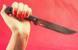 अपने प्रेमी को अपनी ही बेटी के सामने न्यूड देख आगबूबला हो गई महिला, बॉयफ्रेंड को चाकू से गोद डाला