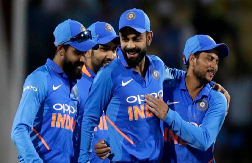 कप्तान विराट कोहली ने पड़गे दो शानदार कैच (AP Photo/Rajanish Kakade)