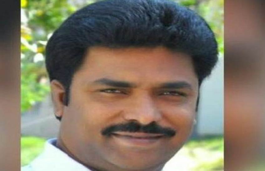 पेशे से डॉक्टर एमएलए सुनील कुमार ने लोकसभा का टिकट नहीं मिलने पर अपने हाथ की कलाई काट ली. (फोटो सोर्स: फेसबुक) पेशे से डॉक्टर एमएलए सुनील कुमार ने लोकसभा का टिकट नहीं मिलने पर अपने हाथ की कलाई काट ली. (फोटो सोर्स: फेसबुक)