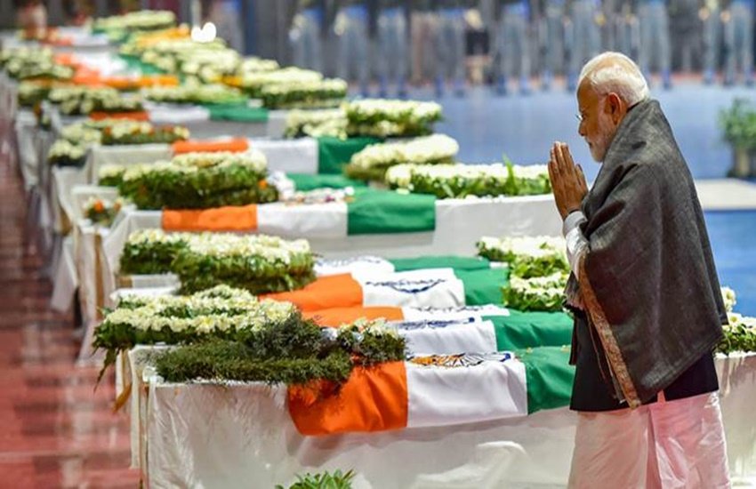 शहीदों को श्रद्धांजलि अर्पित करते पीएम नरेंद्र मोदी। (फाइल फोटो- PTI)