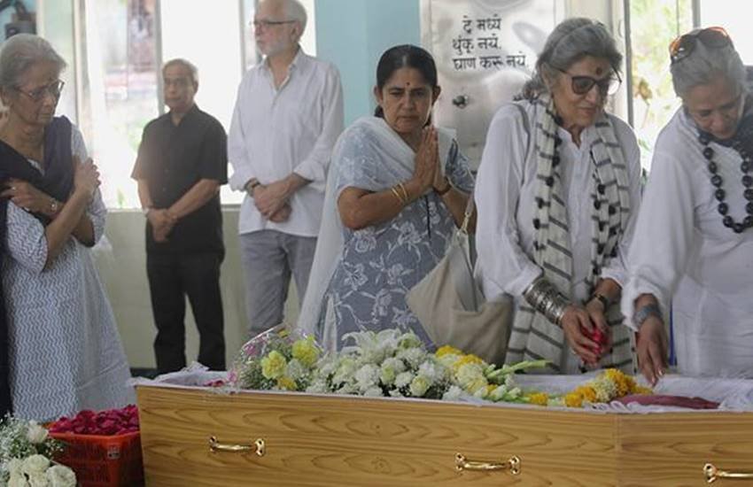 मनोहर पर्रिकर के निधन को लेकर वृंदावन की विधवा महिलाओं ने नहीं मनाई होली