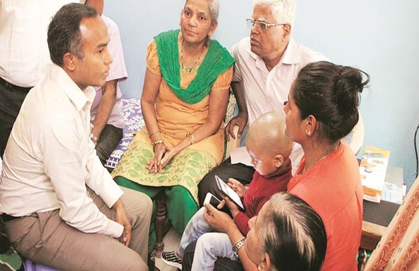 नासिक कलेक्टर बी राधाकृष्णन ने गुरुवार को शहीद स्क्वाड्रन लीडर निनाद मंडावगेने के परिवार से मुलाकात की। (एक्सप्रेस फोटो: दीपक जोशी)
