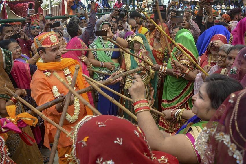 मथुरा की लट्ठमार होली पूरे विश्व में प्रसिद्ध है।