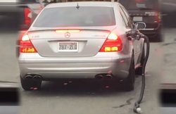 Mercedes-Benz E55 AMG में लगा रह गया पेट्रोल पंप का नोजल और सड़क पर दौड़ती रही कार, सामने आया Video