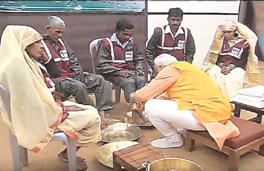  पीएम मोदी ने कुम्भ के दौरान पांच सफाई कर्मचारियों के पैर धोए थे (picture source indian express)