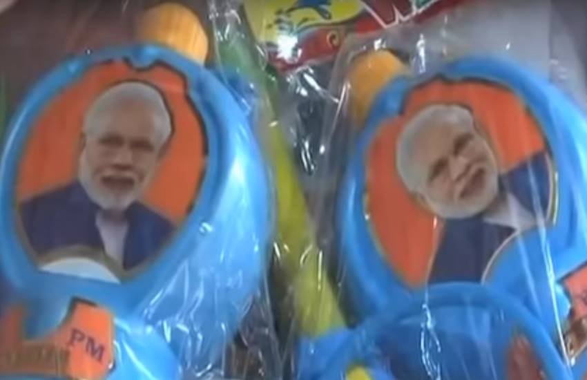 होली के मौके पर बाजारों में बिक रही 'मोदी पिचकारी'होली के मौके पर बाजारों में बिक रही 'मोदी पिचकारी'
(फोटो सोर्स : YouTube Video)