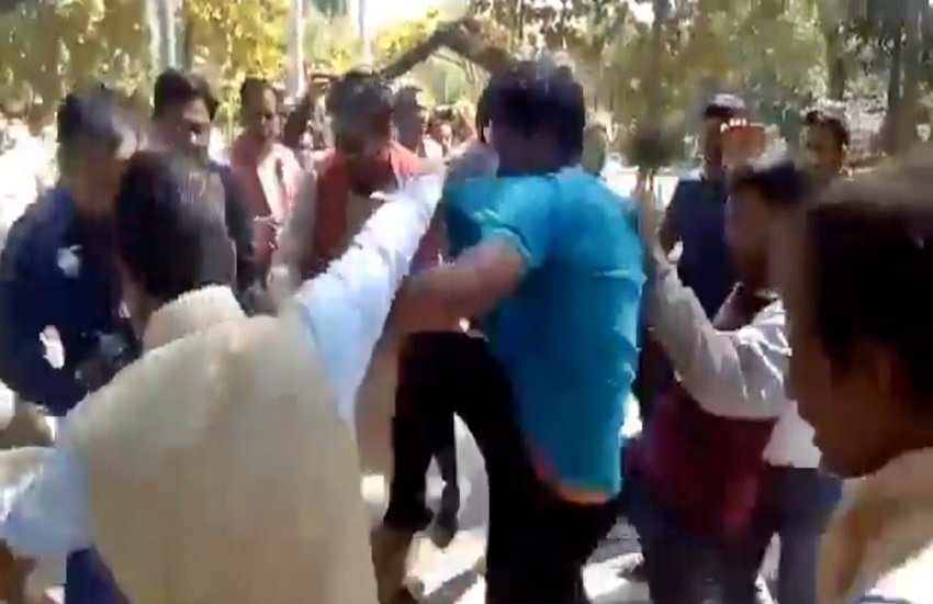 मुजफ्फरनगर में शख्स के साथ हुई मारपीट के वीडियो से कैप्चर किया गया स्क्रीनशॉट, फोटो सोर्स- ट्विटर (@Benarasiyaa)