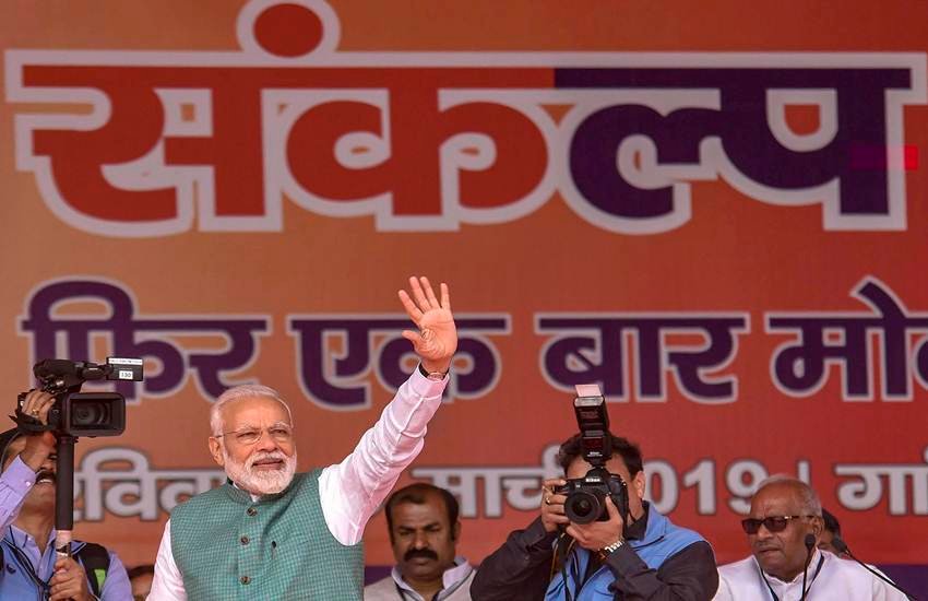 एनडीए की पटना में आयोजित संकल्प रैली में लोगों का अभिवादन करते प्रधानमंत्री नरेंद्र मोदी। (फोटो-PTI)