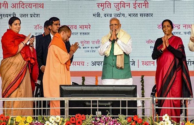 कुछ लोग घूम-घूम कर भाषण देते हैं, मेड इन इंदौर, मेड इन जैसलमेर: अब ये राइफल मेड इन अमेठी है, राहुल पर पीएम का तंज