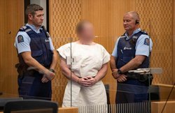 New Zealand Christchurch Mosque Shooting: नमाजियों पर बरसाई थीं अंधाधुंध गोलियां, अदालत में खींसे निपोरता रहा हमलावर