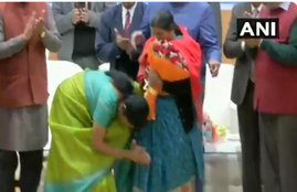 National news, Uttrakhand News, Modi government, Defence Minister, mothers of martyrs, martyrs, Nirmala Sitharaman, Shaurya Samman Samaroh, मोदी सरकार, शहीद, शौर्य सम्मान समारोह, निर्मला सीतारमण