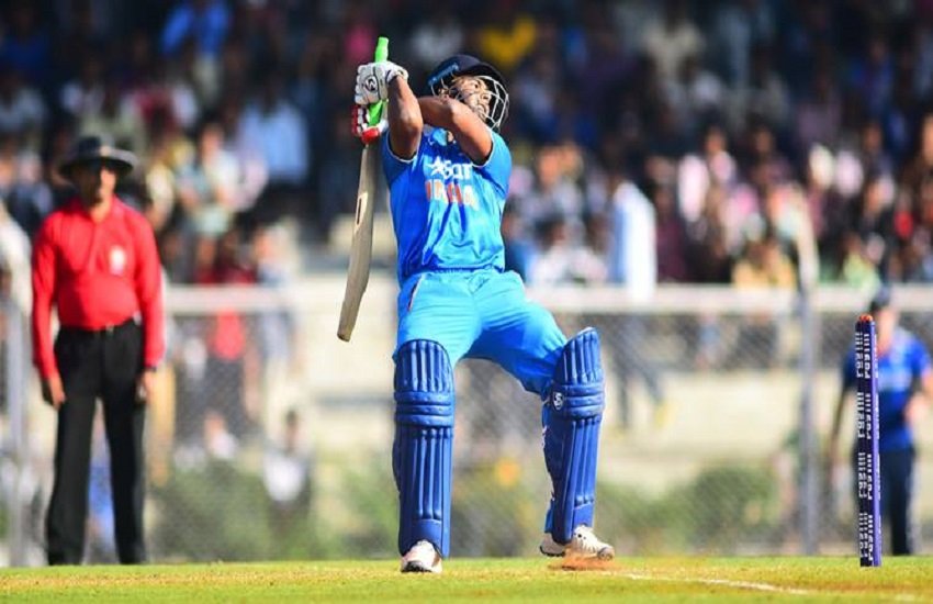 Ind vs Aus: मैच के दौरान शॉट खेलते ऋषभ पंत . Express photo by Kevin DSouza, Mumbai 12-01-2017