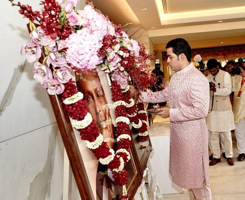 आकाश अंबानी की शादी की शुरूआत में आकाश और उनके परिवार ने सबसे पहले अपने दादा जी धीरुभाई अंबानी और नाना जी की पूजा की। (Express Photo)