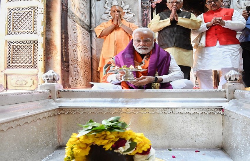 प्रधानमंत्री नरेंद्र मोदी काशी विश्वनाथ कॉरिडोर परियोजना का भूमि पूजन कर शिलान्यास करते हुए
 (फोटो सोर्स : ANI)