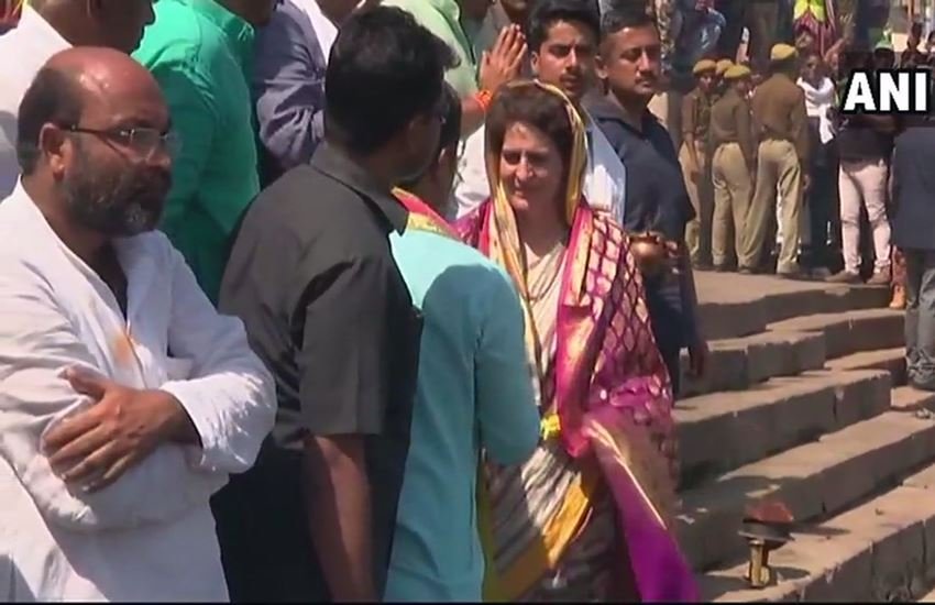 वाराणसी के अस्सी घाट पर प्रियंका गांधी। फोटो सोर्स : एएनआई