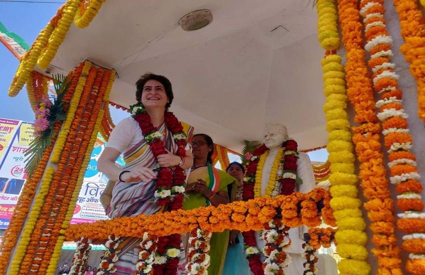 पूर्व प्रधानमंत्री लाल बहादुर शास्त्री की प्रतिमा पर माल्यार्पण करतीं प्रियंका गांधी। फोटो सोर्स : स्थानीय