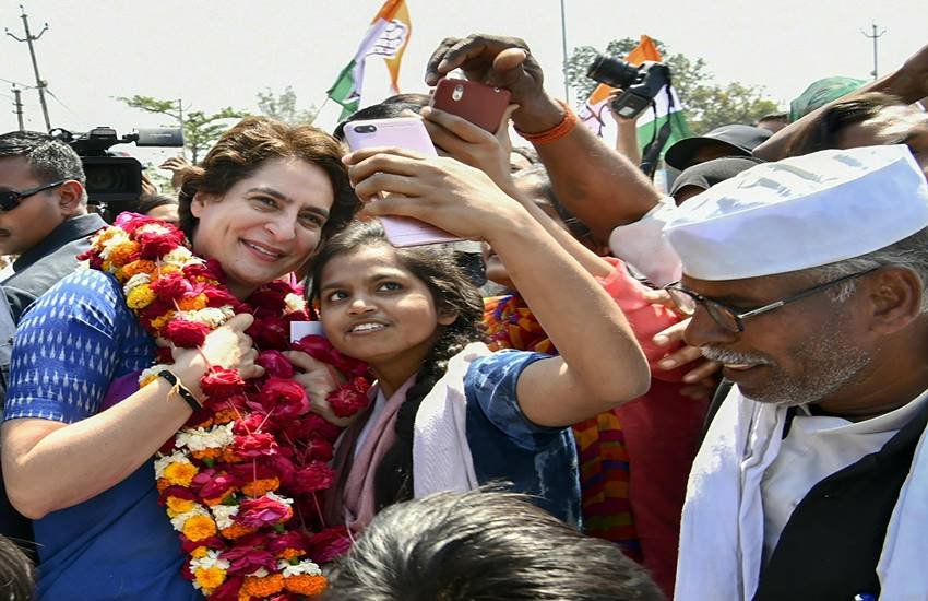 कांग्रेस महासचिव प्रियंका गांधी वाड्रा अमेठी में चुनाव प्रचार के दौरान लोगों से मिलते हुए। (फोटो सोर्स: PTI) कांग्रेस महासचिव प्रियंका गांधी वाड्रा अमेठी में चुनाव प्रचार के दौरान लोगों से मिलते हुए। (फोटो सोर्स: PTI)