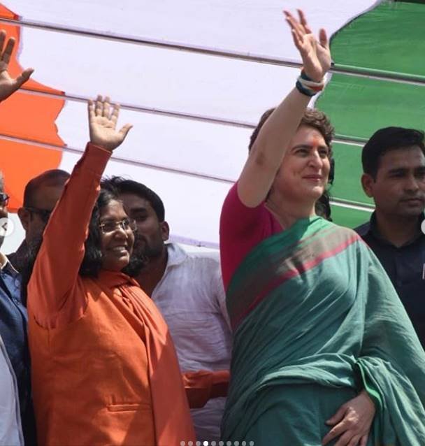 गंगा यात्रा में साध्वी निरंजन ज्योति भी उनके साथ पार्टी के समर्थकों को अभिवादित करती दिखीं। बता दें कि पहले निरंजन ज्योति बीजेपी पार्टी का हिस्सा थीं लेकिन अब कांग्रेस में हैं।