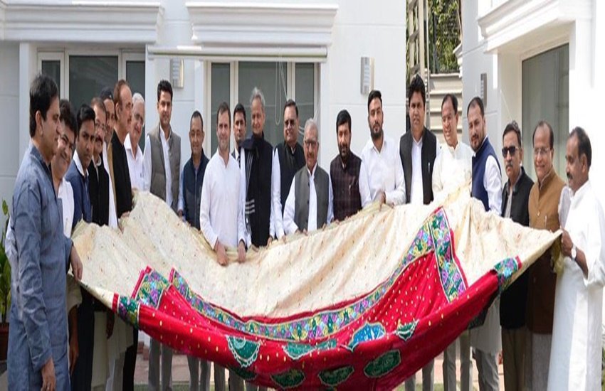 अजमेर शरीफ के दरगाह के लिए अन्य नेताओं के साथ राहुल गांधी ने पेश की चादर ( फोटो सोर्स : ट्विटर @INCIndia ) अजमेर शरीफ के दरगाह के लिए अन्य नेताओं के साथ राहुल गांधी ने पेश की चादर ( फोटो सोर्स : ट्विटर @INCIndia )