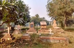 कब्रिस्‍तान में दफन था करोड़ों रुपए का खजाना, आयकर विभाग ने यूं खोज निकाला