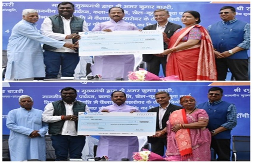 कैलाश मानसरोवर से वापस आए यात्रियों को एक लाख रुपए की सहायता राशि देते झारखंड मुख्यमंत्री रघुवर दास (फोटो सोर्स : स्थानीय )