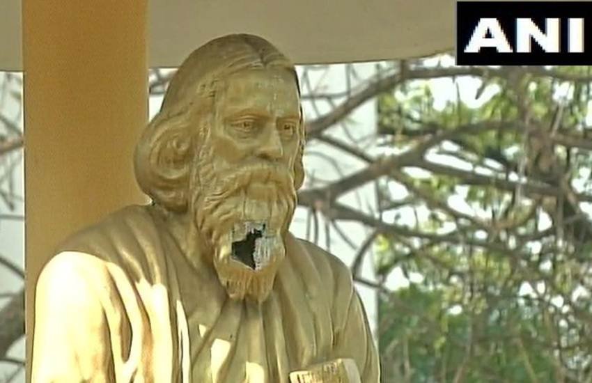रवींद्रनाथ टैगोर की प्रतिमा को नुकसान पहुंचाने के बाद इलाके में तनाव का माहौल बना हुआ है। (फोटो क्रेडिट/ ANI Twitter Handle) 