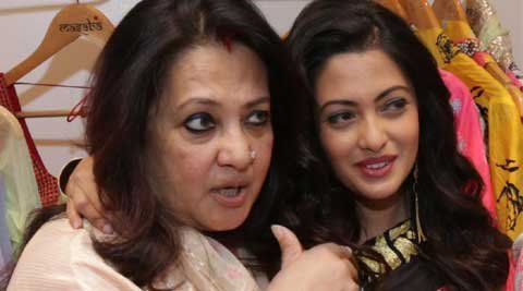 मुनमुन दो बेटियों की मां हैं, जिनका नाम रिया और राइमा है। ये दोनों भी हिंदी, बंगाली, तमिल, तेलुगू, उड़िया और मलयालम फिल्मों में काम कर रही हैं। तस्वीर में आप रिया सेन को मुनमुन के साथ देख रहे हैं।