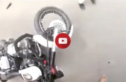 चलती Royal Enfield Classic का टूटा एलॉय व्हील, वायरल हुआ हादसे का VIDEO