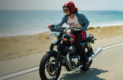 Royal Enfield Interceptor 650 को ग्राहक बन शोरूम से ले उड़ा शख्स, सामने आया VIDEO