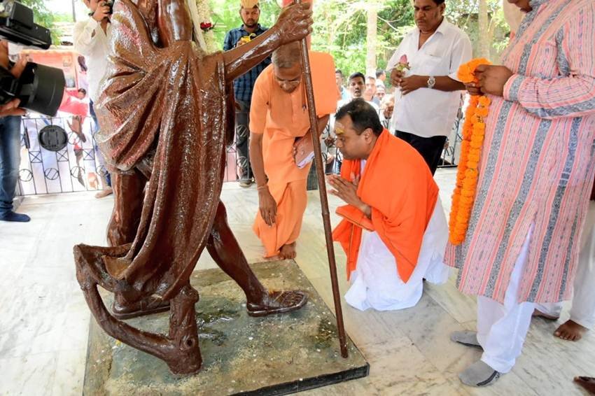 पुरी लोकसभा सीट पर भाजपा, कांग्रेस और बीजद के प्रवक्ताओं के बीच एक अनोखा मुकाबला देखने को मिलेगा। भाजपा और बीजद के प्रवक्ताओं के सामने पुरी से कांग्रेस ने शुक्रवार को ओडिशा इकाई के मीडिया प्रकोष्ठ के अध्यक्ष सत्यप्रकाश नायक को टिकट दिया। पत्रकार से राजनेता बने नायक भाजपा के राष्ट्रीय प्रवक्ता संबित पात्रा और बीजद के मौजूद सांसद पिनाकी मिश्रा को टक्कर देंगे। ओडिशा के डेलांग बेराबोई गांव में महात्मा गांधी जी के स्मारक को पुष्पार्पण करते हुए संबित पात्रा। (Photo: Twitter@sambitswaraj)