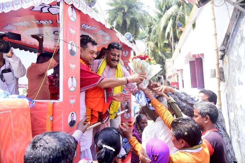 ओडिशा के पुरी संसदीय क्षेत्र के पीपली विधानसभा में चुनाव प्रचार के दौरान जनता का अभिवादन स्वीकार करते संबित पात्रा (Photo: Twitter@sambitswaraj)