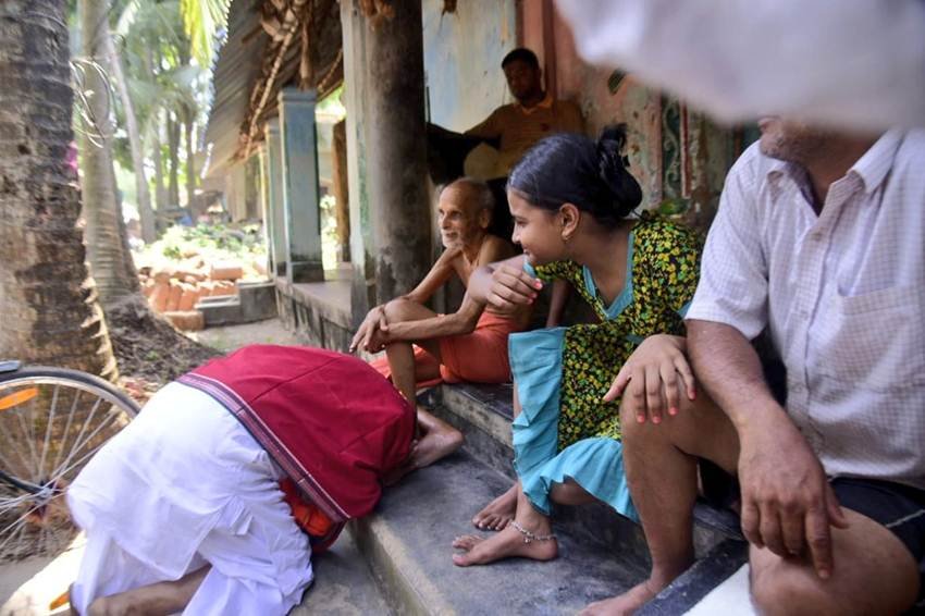 पीपली विधानसभा क्षेत्र की यह तस्वीर है, जब मतदाताओं से मिलने के दौरान संबित पात्रा ने षाष्टांग दंडवत होकर उन्हें प्रणाम किया। इस अवसर पर मतदाताओं को माला भी पहनाए। (Photo: Twitter@sambitswaraj)
